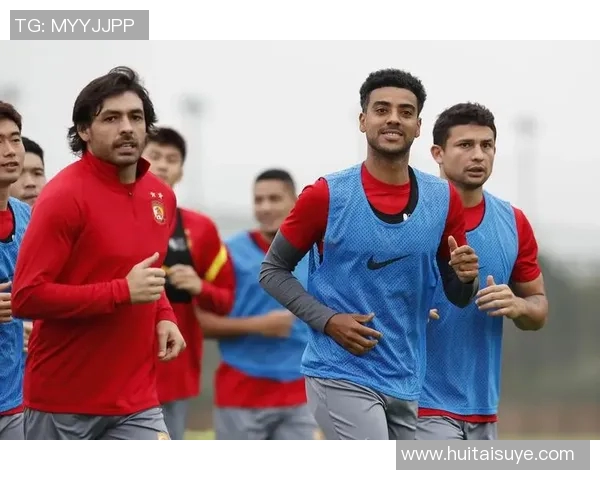 足球巨星私下踢球日常揭秘引发球迷热议与场外花絮关注